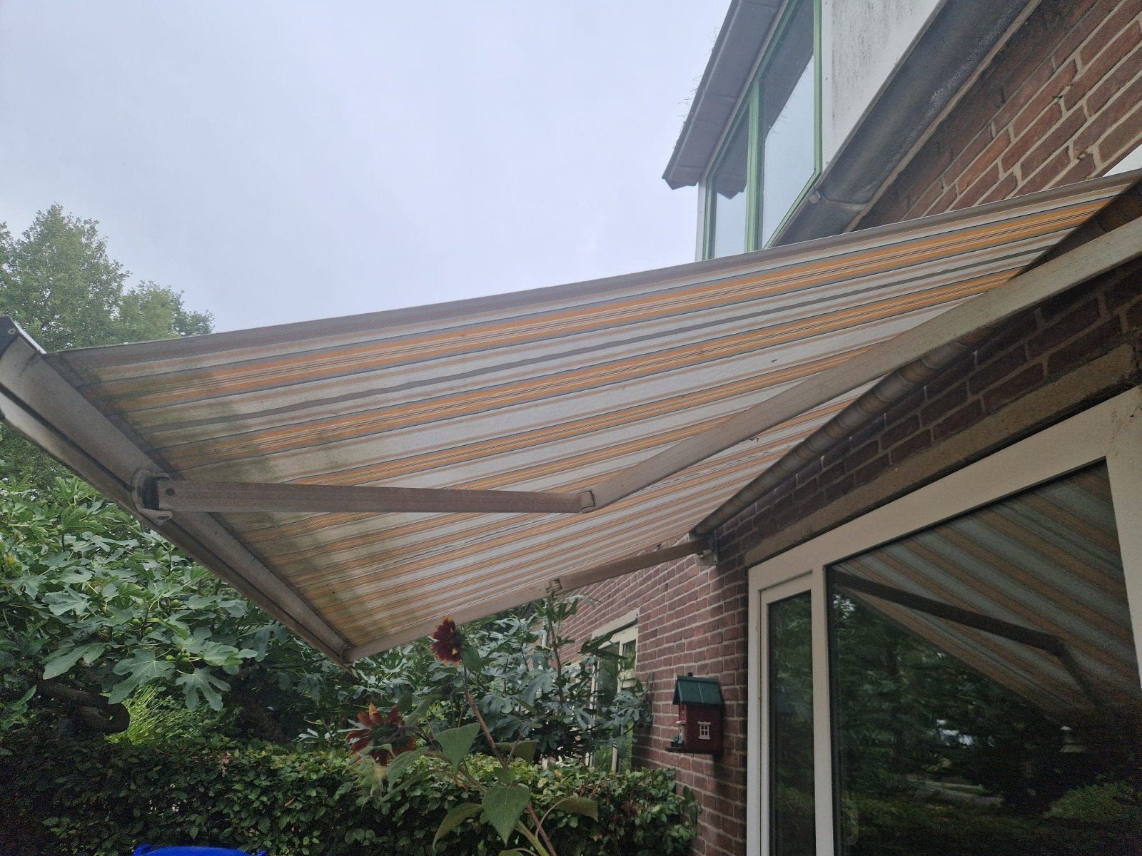 Gebruikt knikarmscherm - Geel/wit gestreept zonnescherm, Ophalen, Gebruikt, 150 tot 300 cm, 250 cm tot 450 cm