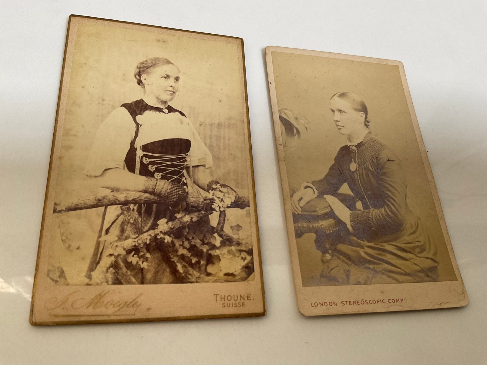 Twee Antieke foto’s, dames ca 1898, Ophalen of Verzenden, Voor 1940, Zo goed als nieuw