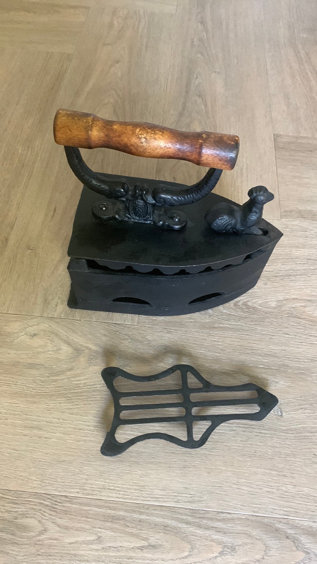 Antiek strijkijzer met onderzetter., Ophalen of Verzenden