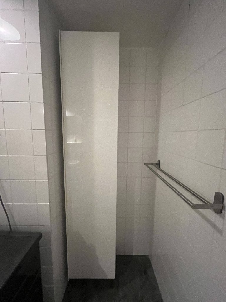 IKEA GODMORGON hoge badkamerkast wit hoogglans op pootjes, Ophalen, (Half)hoge kast, Minder dan 50 cm, Zo goed als nieuw