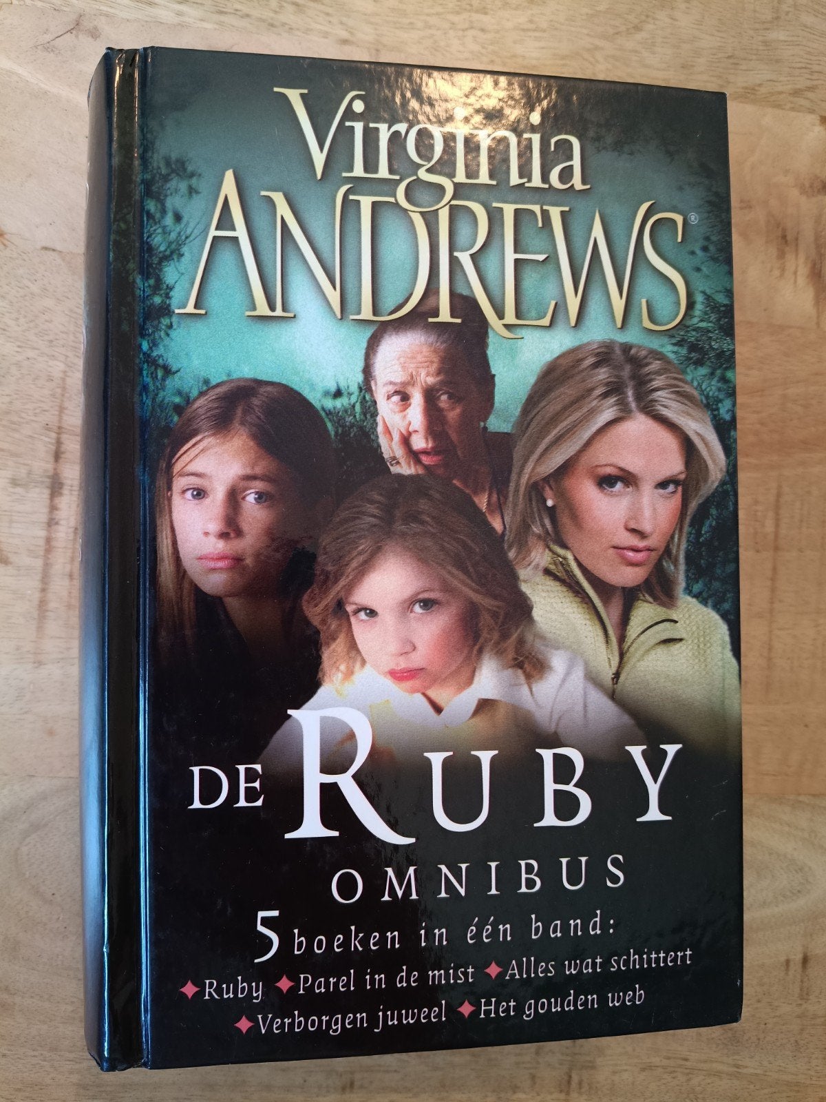 Virginia Andrews - De Ruby Omnibus (5 boeken in 1), Boeken, Ophalen of Verzenden, Zo goed als nieuw, Virginia Andrews, Nederland