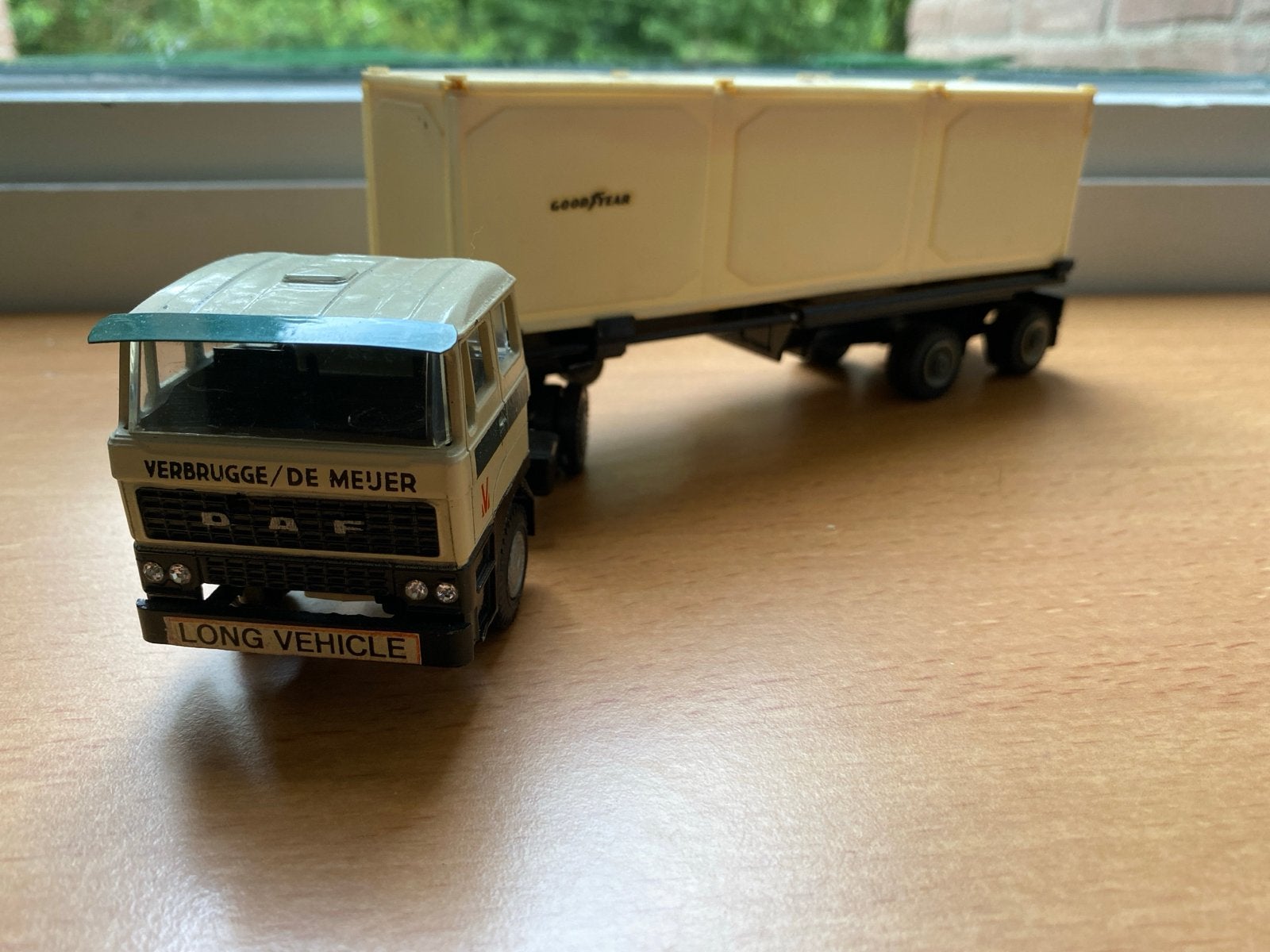 DAF vrachtwagen met Goodyear container - modelauto, Ophalen of Verzenden, Zo goed als nieuw, Bus of Vrachtwagen, Lion Toys