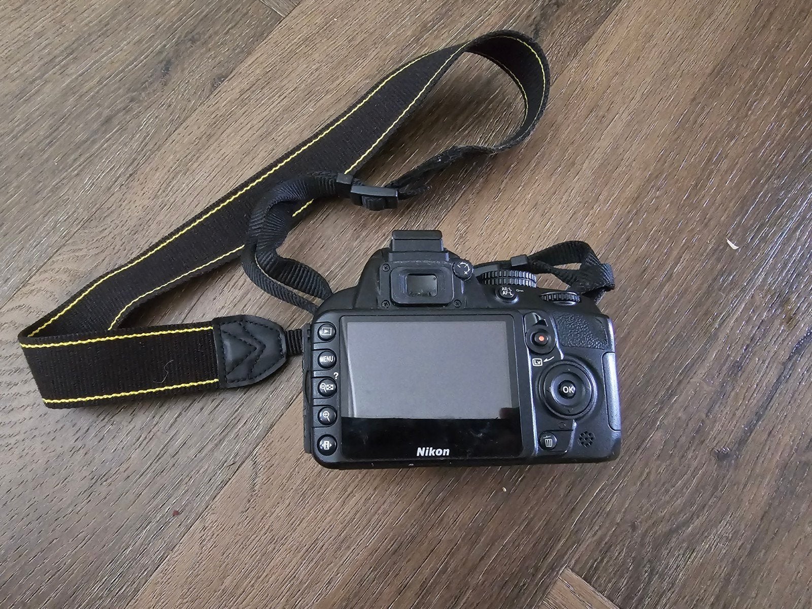 Nikon D3000 spiegelreflexcamera met draagriem, Ingebouwde flitser, Gebruikt, Spiegelreflex, Ophalen of Verzenden