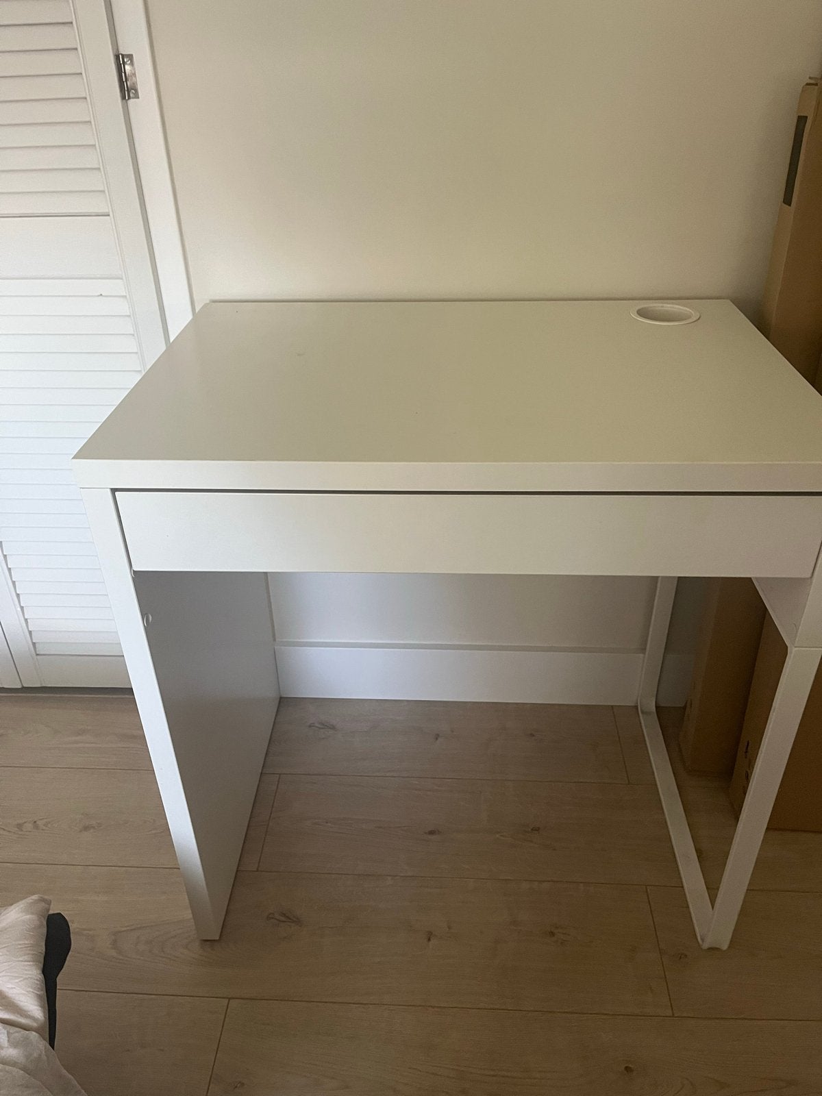 Wit IKEA bureau met lade en kabeldoorvoer, Ophalen, Gebruikt, Met lades, Spaanplaat of MDF