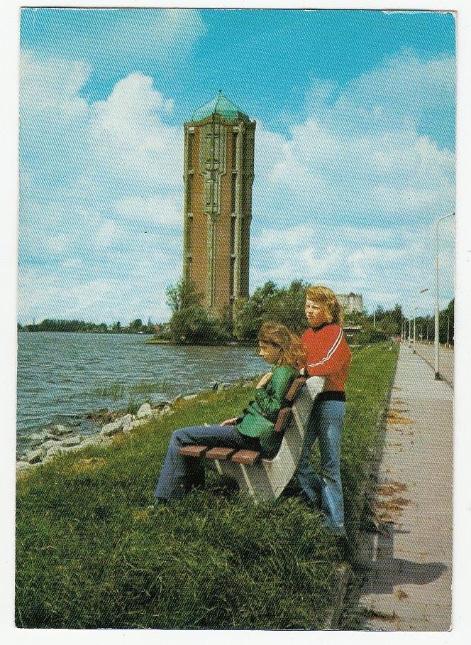 Aalsmeer Uitrusten op een bankje met zicht op de Watertoren, Verzenden, 1960 tot 1980, Ongelopen, Zuid-Holland