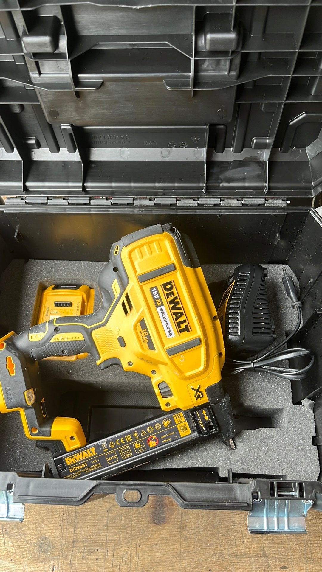 Dewalt DCN681 tacker compleet, Ophalen of Verzenden, Zo goed als nieuw