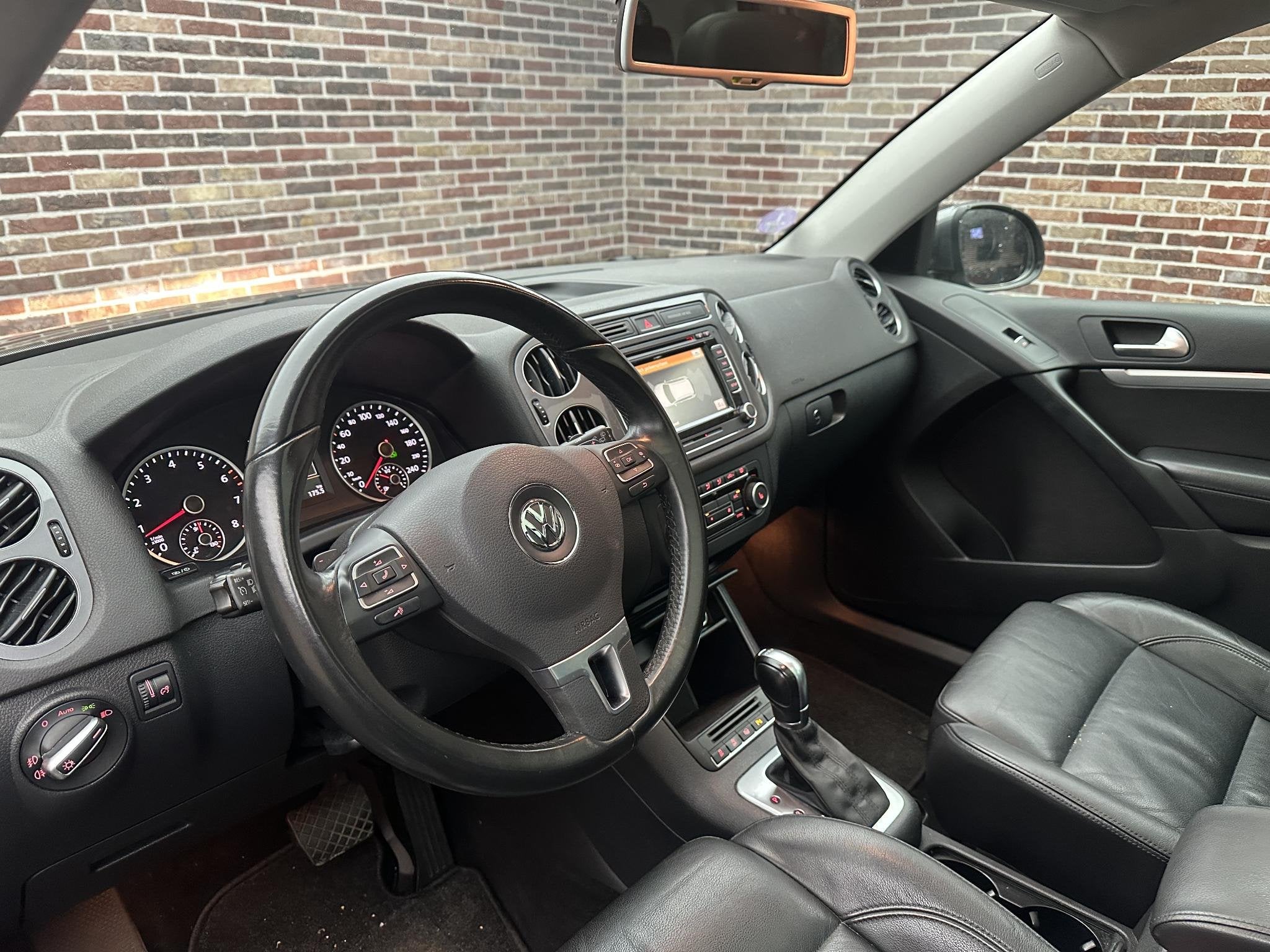 Volkswagen Tiguan 1.4 TSI Pano| elektrische stoelen, Auto's, Euro 5, Zwart, 4 cilinders, 160 pk