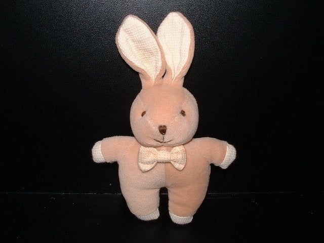 TIAMO KONIJNTJE MET STRIKJE NIEUW CA 12 CM HOOG. MET RAMMELT, Verzenden, Nieuw, Overige typen