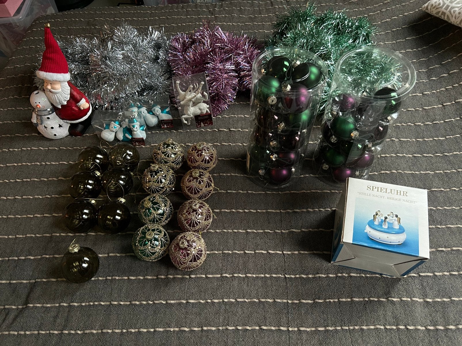 Mand vol kerstballen en kerstversiering, Diversen, Kerst, Ophalen of Verzenden, Zo goed als nieuw