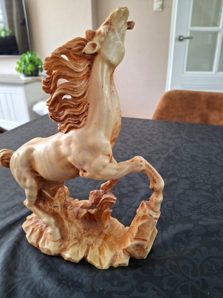 Sculptuur steigerend paard kleur licht bruin initialen AG, Ophalen of Verzenden, Gebruikt, Dier