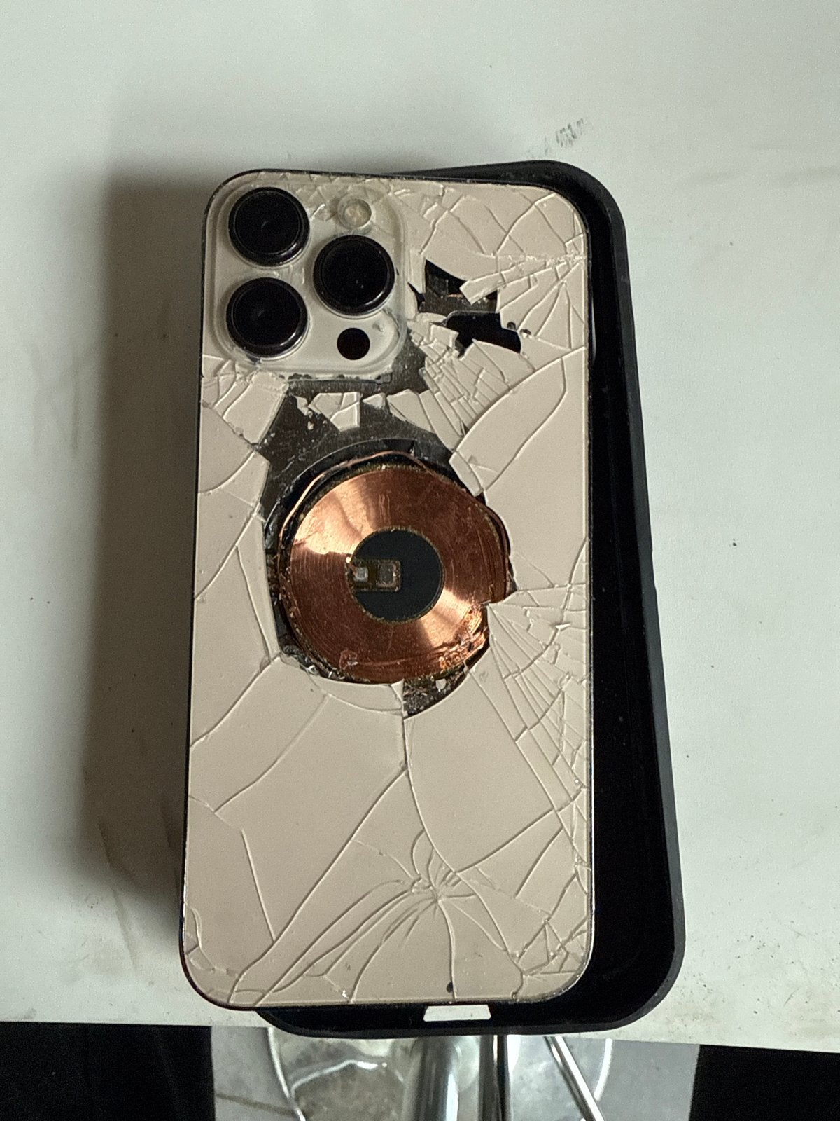 Defecte iPhone 14 Pro Max - Voor- en achterkant kapot, Telecommunicatie, Mobiele telefoons | Apple iPhone, 256 GB, Paars, IPhone 15 Pro Max