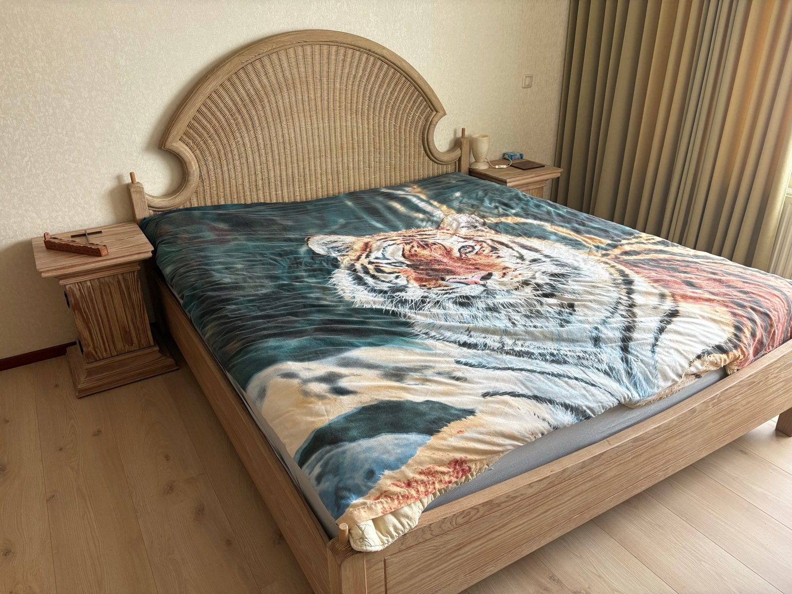 Luxe tweepersoonsbed 180x200 met rotan hoofdeinde, Huis en Inrichting, Slaapkamer | Bedden, Ophalen, Bruin, Tweepersoons, Zo goed als nieuw
