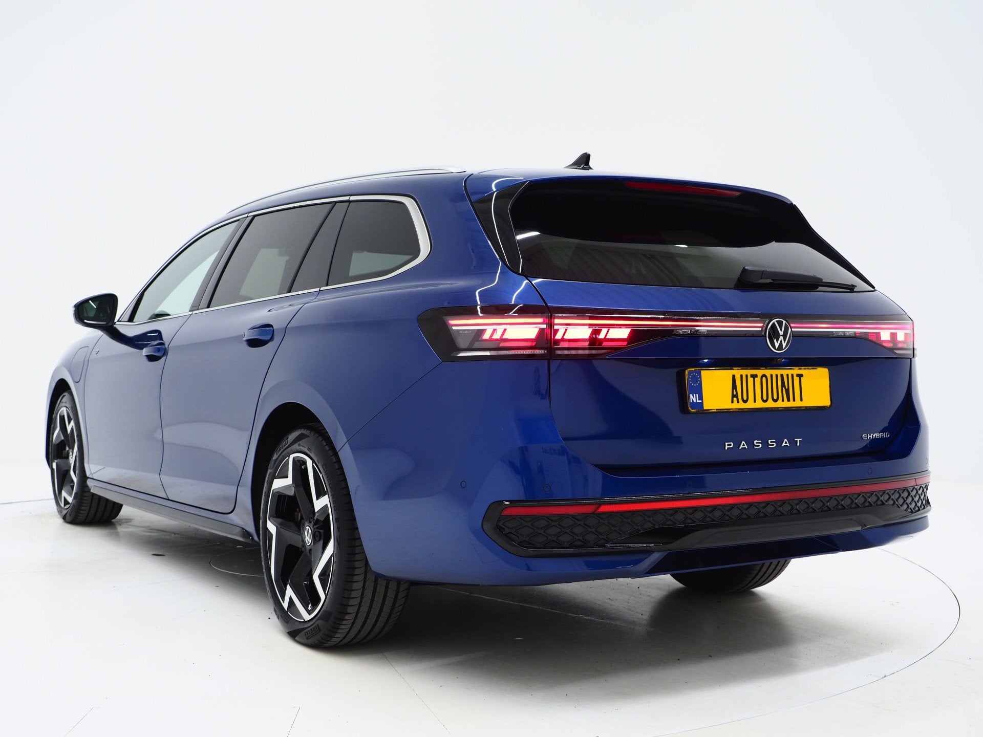 Volkswagen Passat Variant 1.5 eHybrid R-Line Black | 5 Jaar, Auto's, Zwart, Blauw, Hybride Elektrisch/Benzine, Verwarmde buitenspiegels