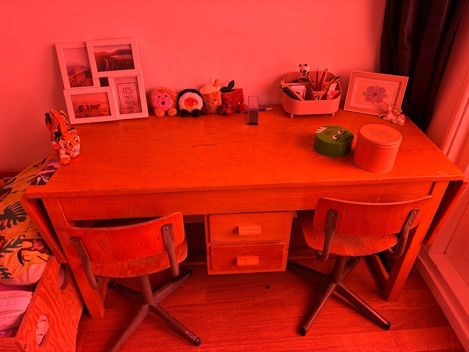 Vintage kinderbureau 2 persoons, Huis en Inrichting, Bureaus, Ophalen, Gebruikt, 135 cm, Hout