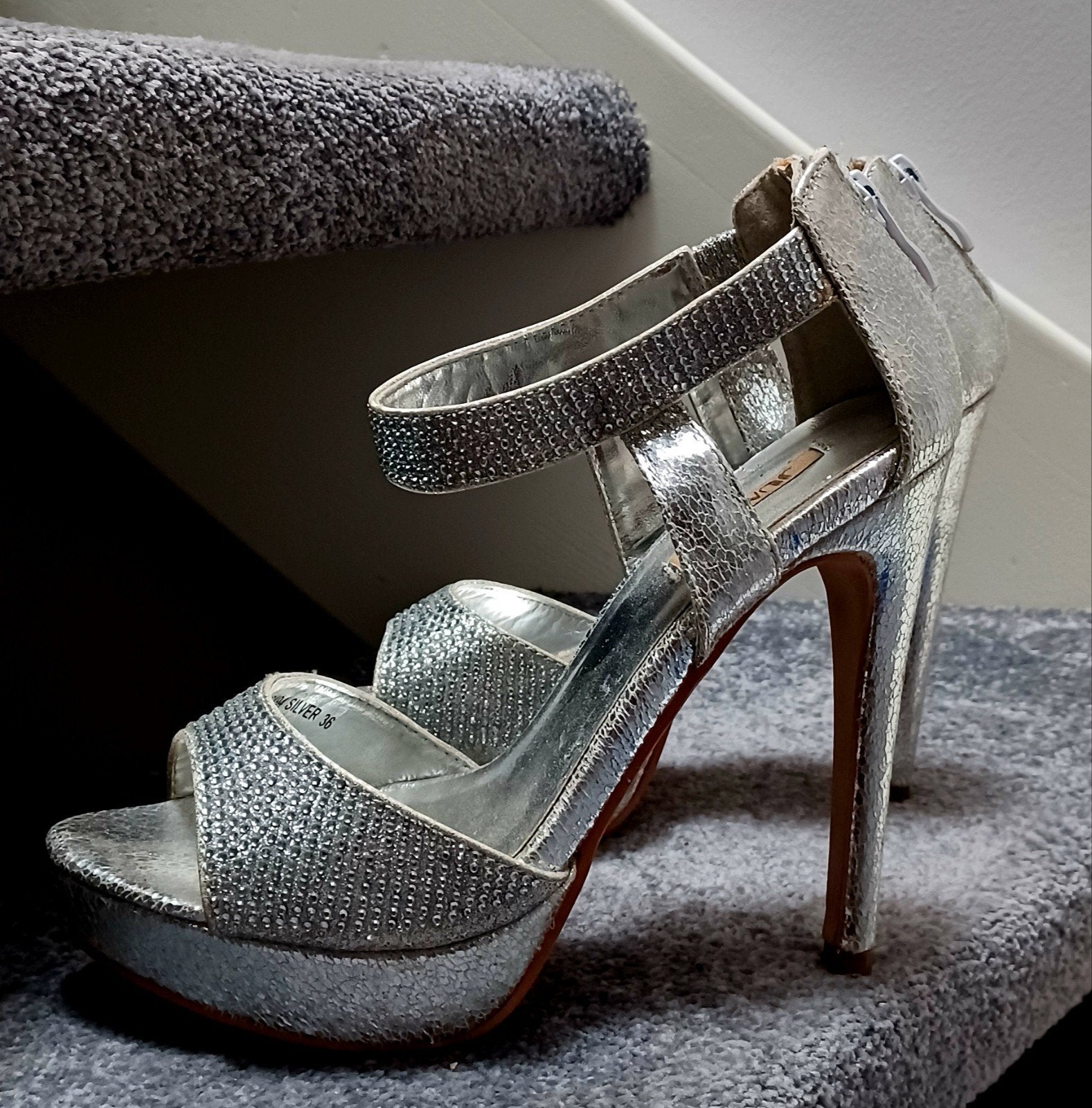 Zilverkleurige schoenen maat 36, Zwart, Ophalen of Verzenden, Schoenen met hoge hakken, Gedragen