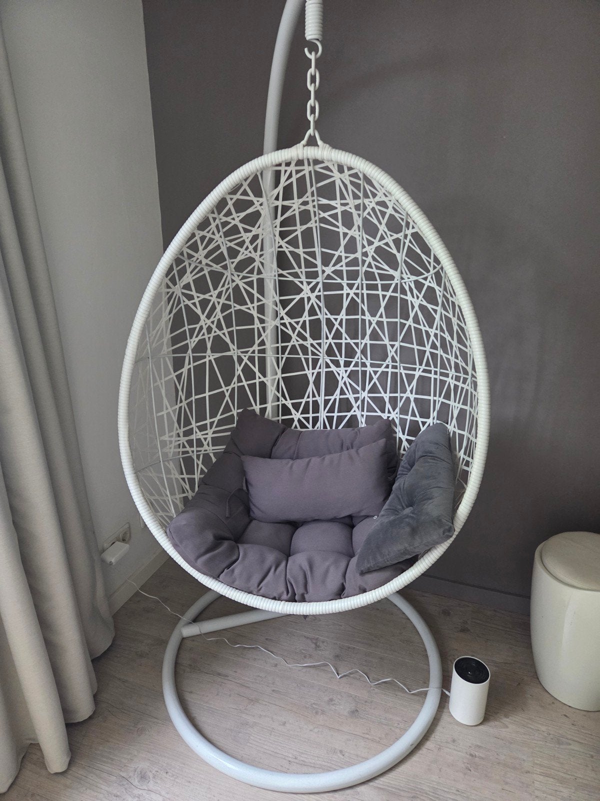 Witte hangstoel met grijze kussens, Huis en Inrichting, Stoelen, Ophalen, Modern, Bohemian, Wit, Zo goed als nieuw