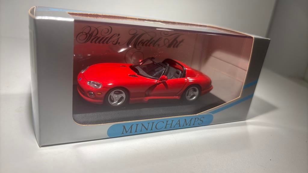 Dodge viper red minichamps 1.43
