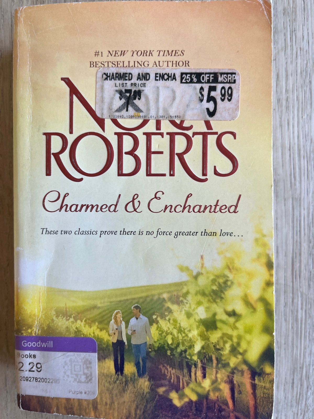 Nora Roberts - Charmed & Enchanted (Engels), Boeken, Romans, Gelezen, Amerika, Ophalen of Verzenden