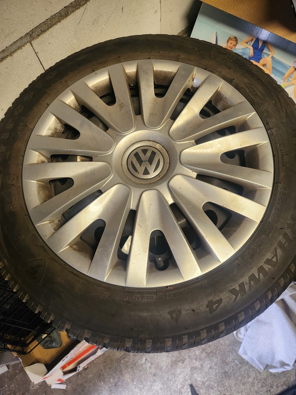 Volkswagen Polo Winterbanden 185/60R15 met wieldoppen, Ophalen, Gebruikt, 15 inch, Banden en Velgen