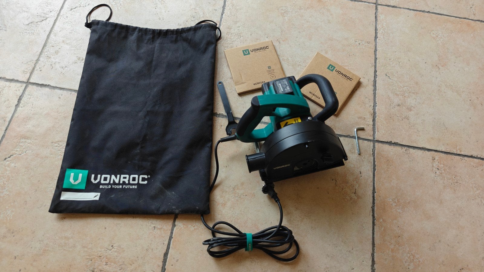 VONROC Muursleuven frees + 6 slijpschijven, Overige typen, Zo goed als nieuw, 30 tot 70 mm, 1200 watt of meer