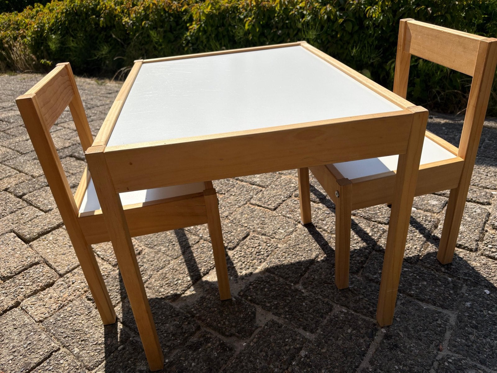IKEA kindertafel met 2 stoeltjes, Kinderen en Baby's, Kinderkamer | Tafels en Stoelen, Ophalen, Gebruikt, Tafel(s) en Stoel(en)