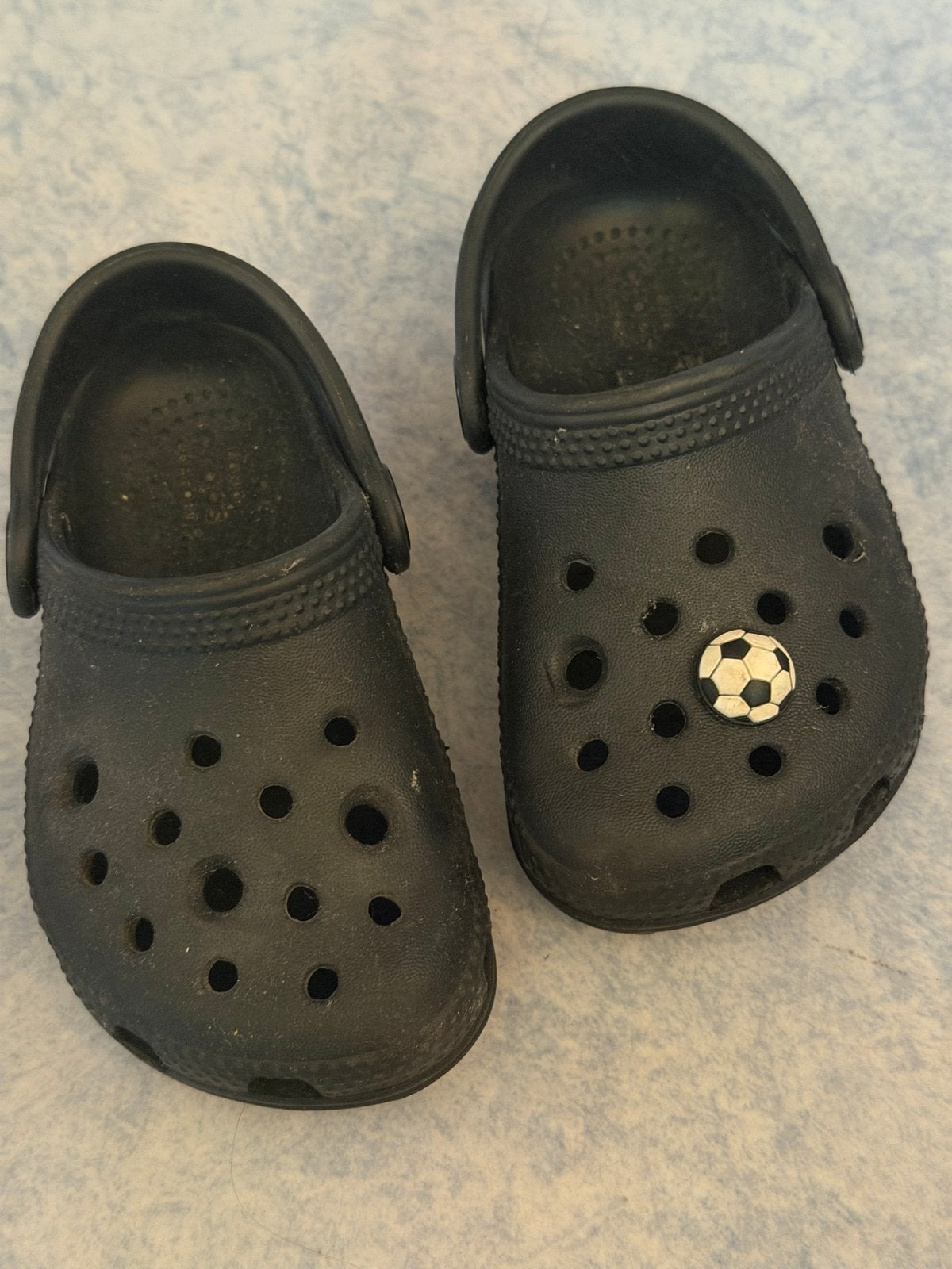 Zwarte Crocs voor kinderen met voetbal Jibbitz, Kinderen en Baby's, Ophalen of Verzenden, Gebruikt, Jongen of Meisje, Schoenen