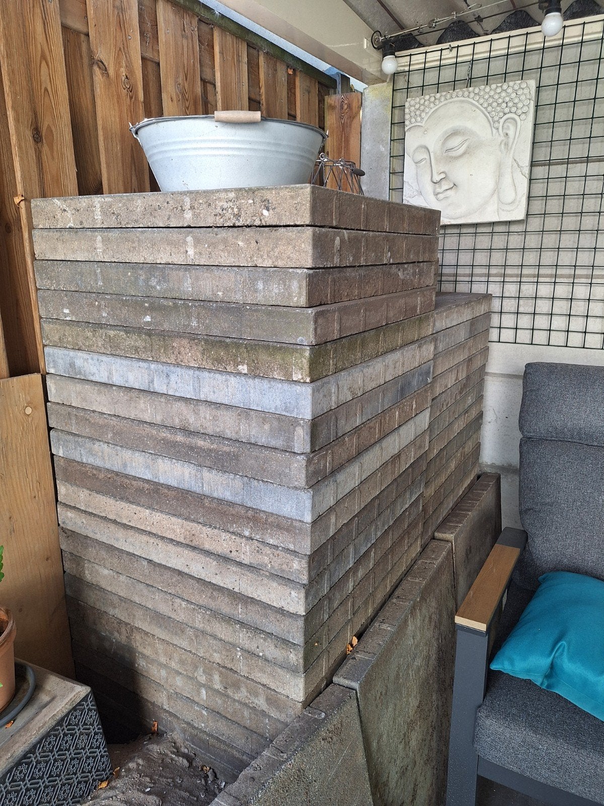 Gratis af te halen: 40 betontegels 60x60 cm, Tuin en Terras, Tegels en Klinkers, Gebruikt, Ophalen of Verzenden, 10 m² of meer