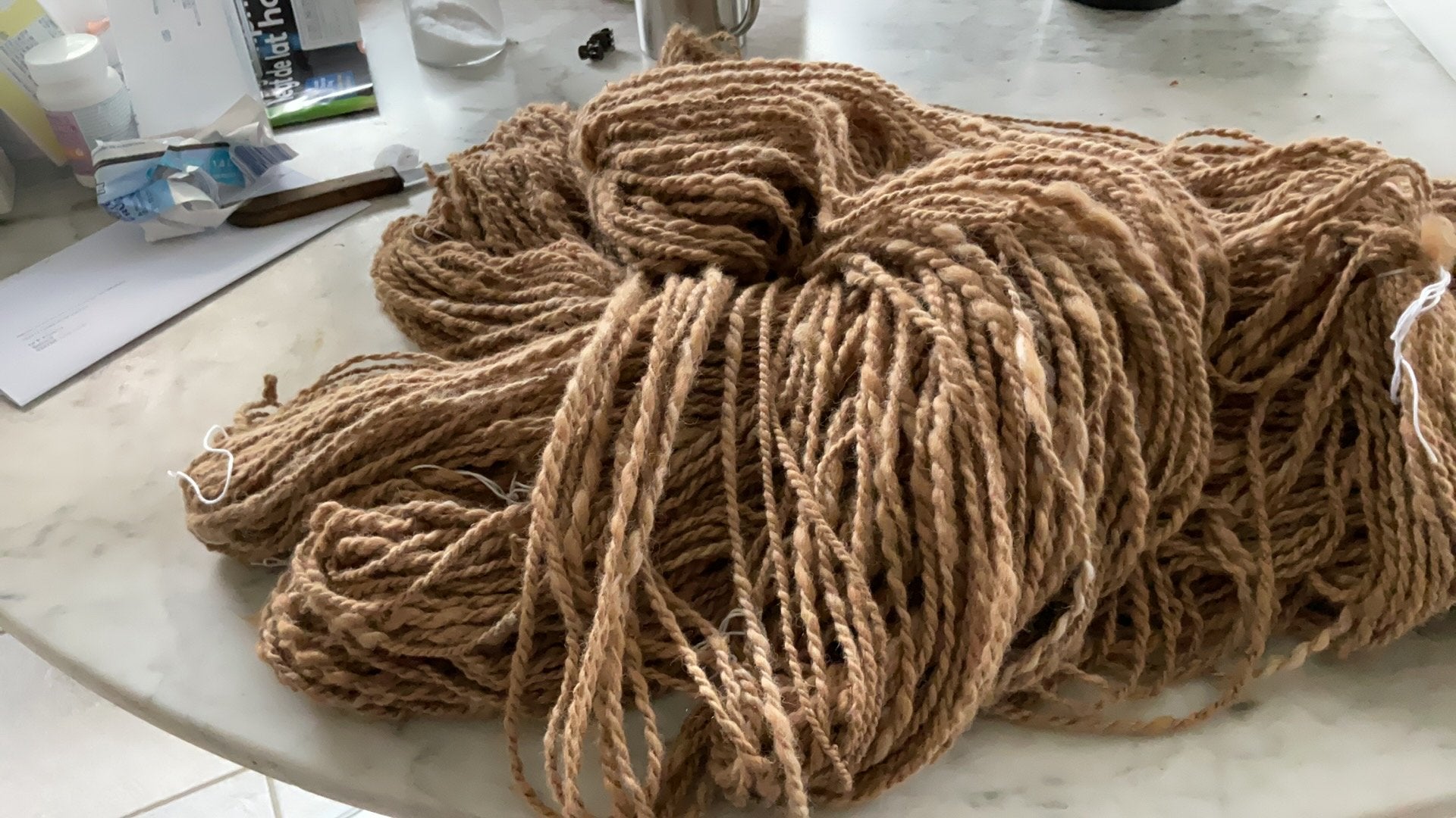 850 gram handgesponnen lichtbruine alpaca wol, Hobby en Vrije tijd, Ophalen of Verzenden