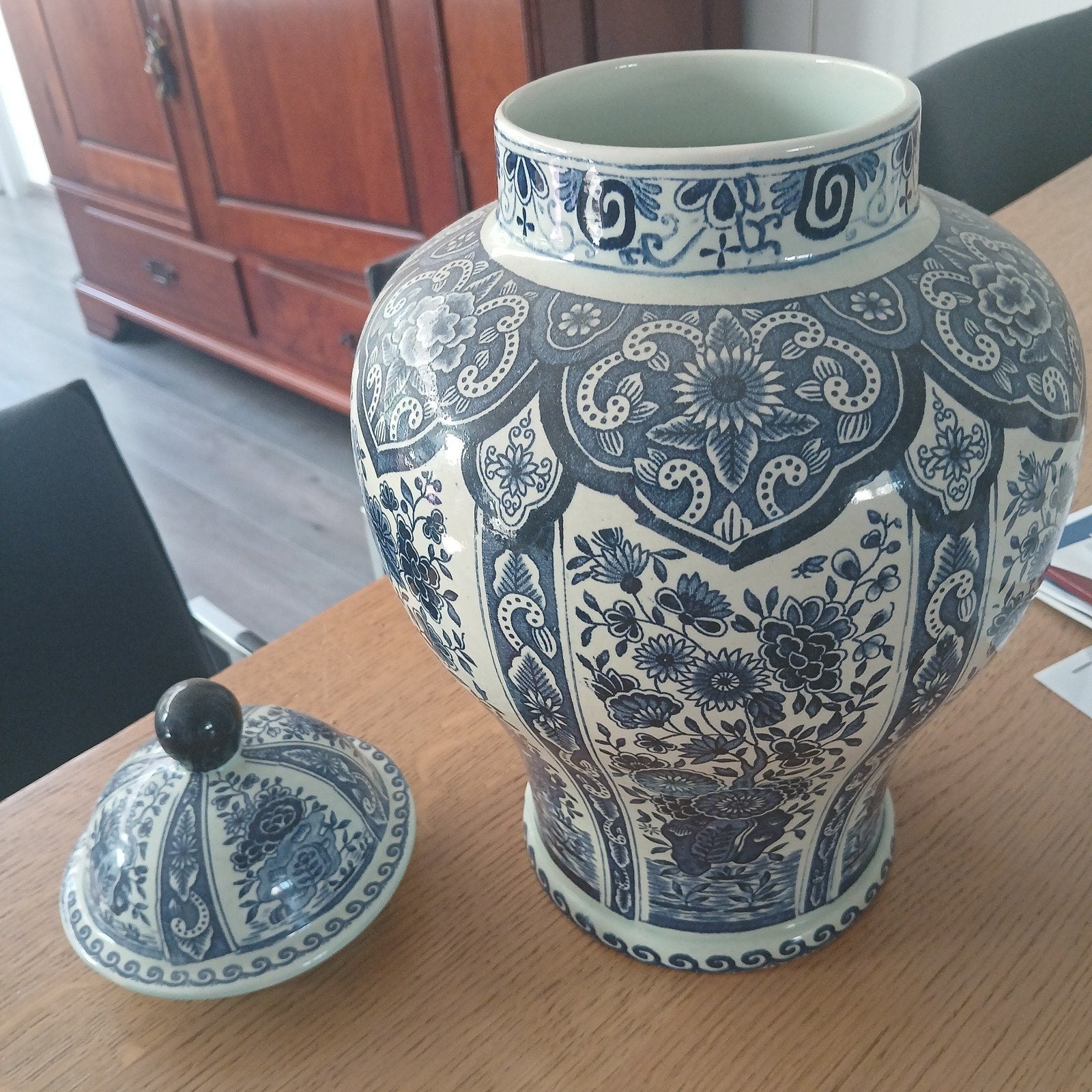 Antieke Delfts Blauwe Vaas met Deksel - Boch België, Ophalen