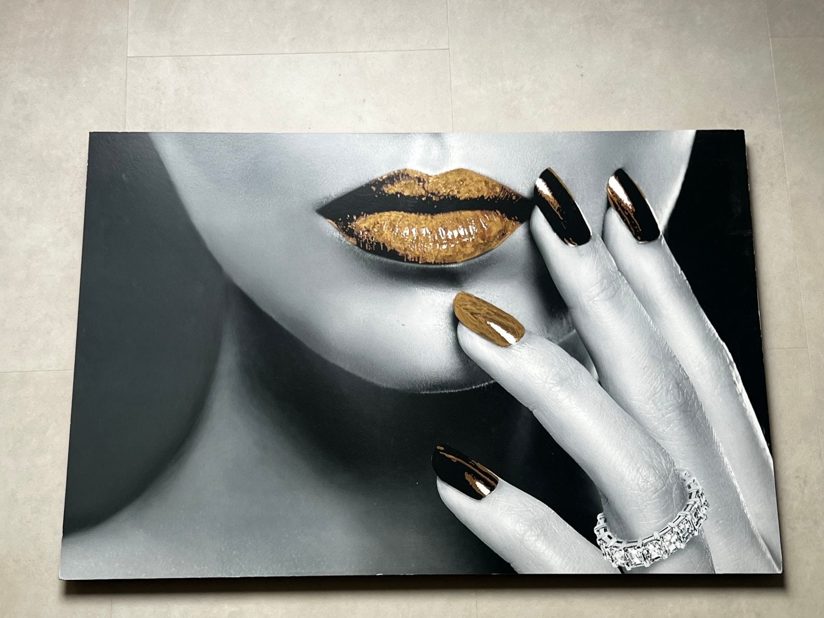 Modern schilderij: Vrouw met gouden lippen en nagels, Hout, Ophalen of Verzenden, Print, Op houten frame
