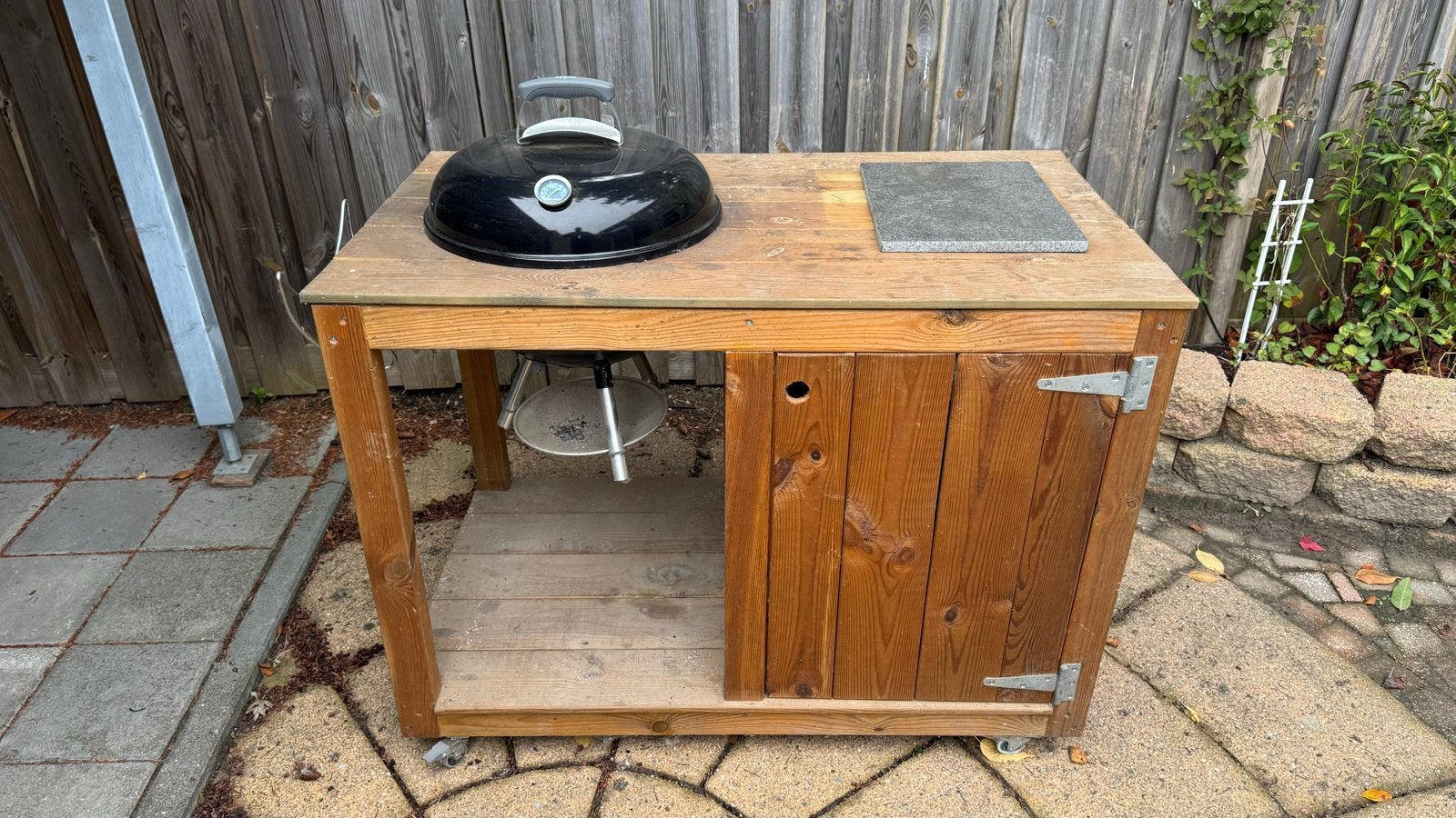 Weber BBQ met houten onderstel en opbergruimte, Ophalen, Gebruikt