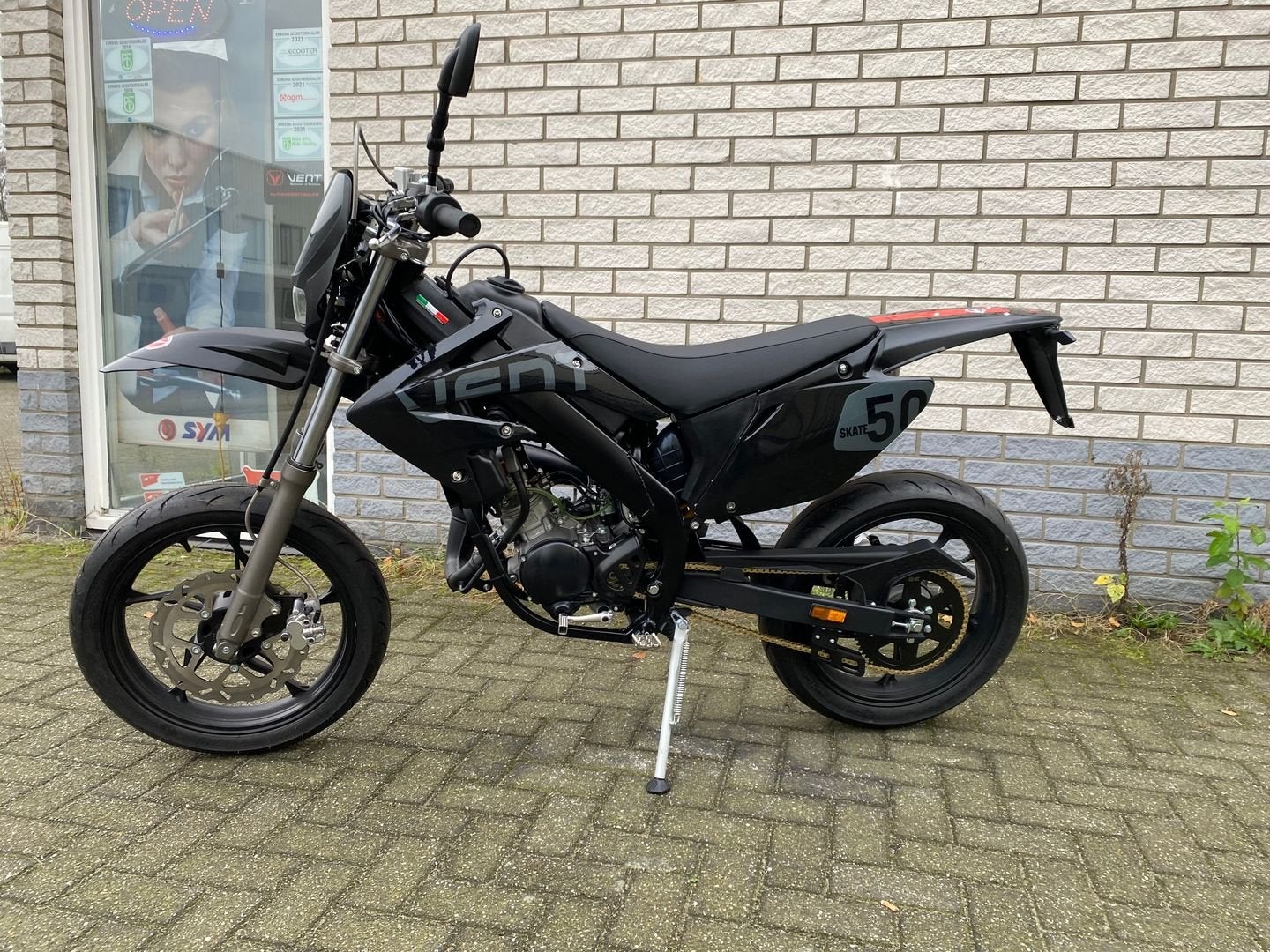 {HONDA MOTOR} Nieuwe: VENT SKATE 2-TAKT 50 BLACK 0KM BJ2026, Fietsen en Brommers, Onbekend, DERBI, Onbekend