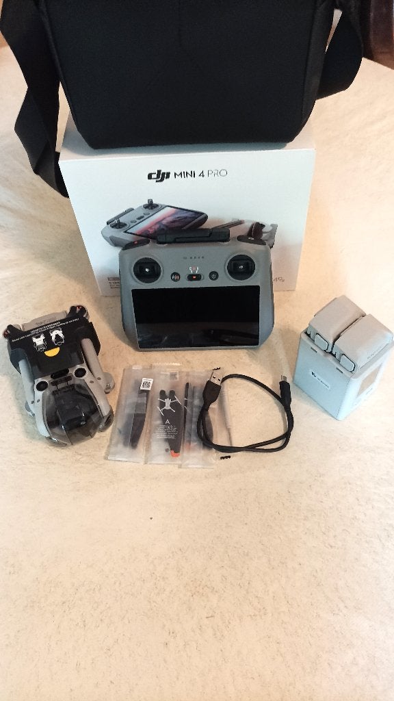 DJI Mini 4 Pro Fly More Met smart Controller Nieuwstaat,650€, Audio, Tv en Foto, Drones, Ophalen, Cameradrone, Zo goed als nieuw