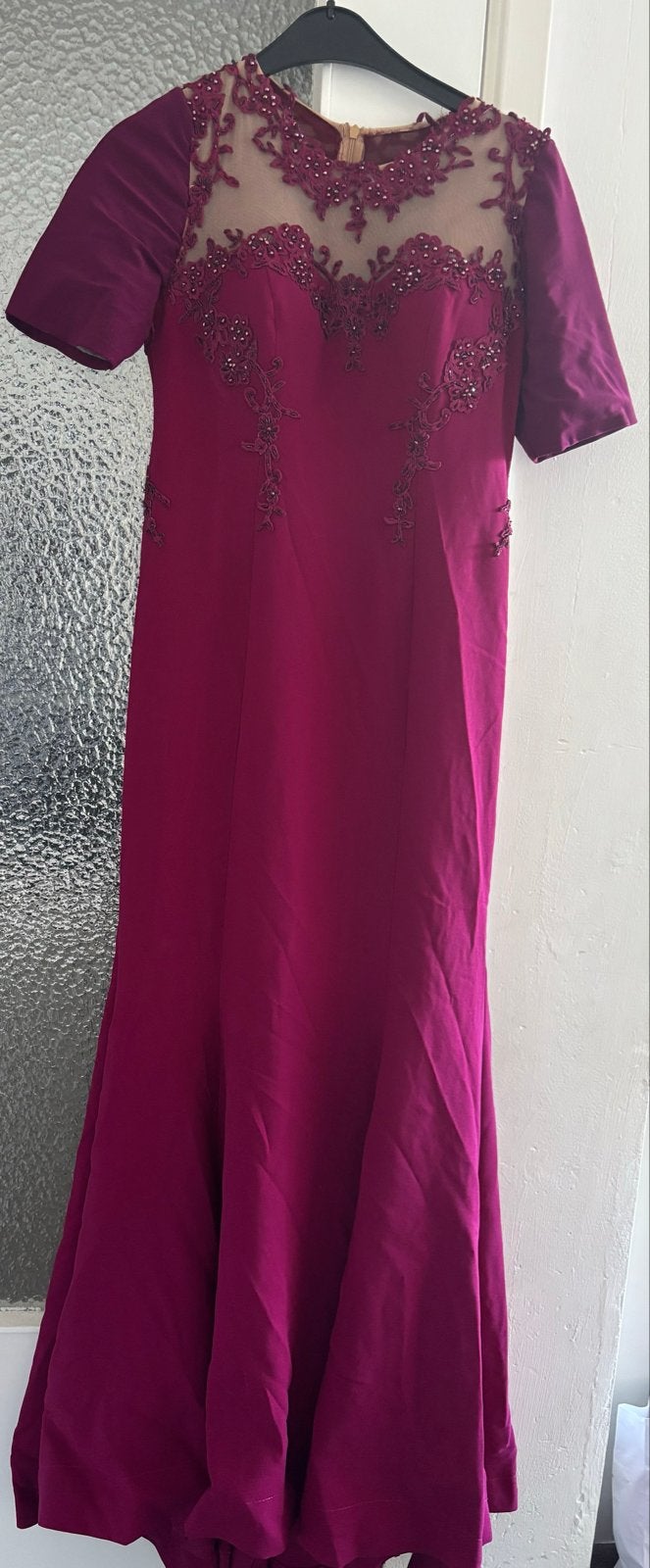 Elegante fuchsia galajurk met borduursels, Kleding | Dames, Maat 38/40 (M), Galajurk, Ophalen of Verzenden, Zo goed als nieuw