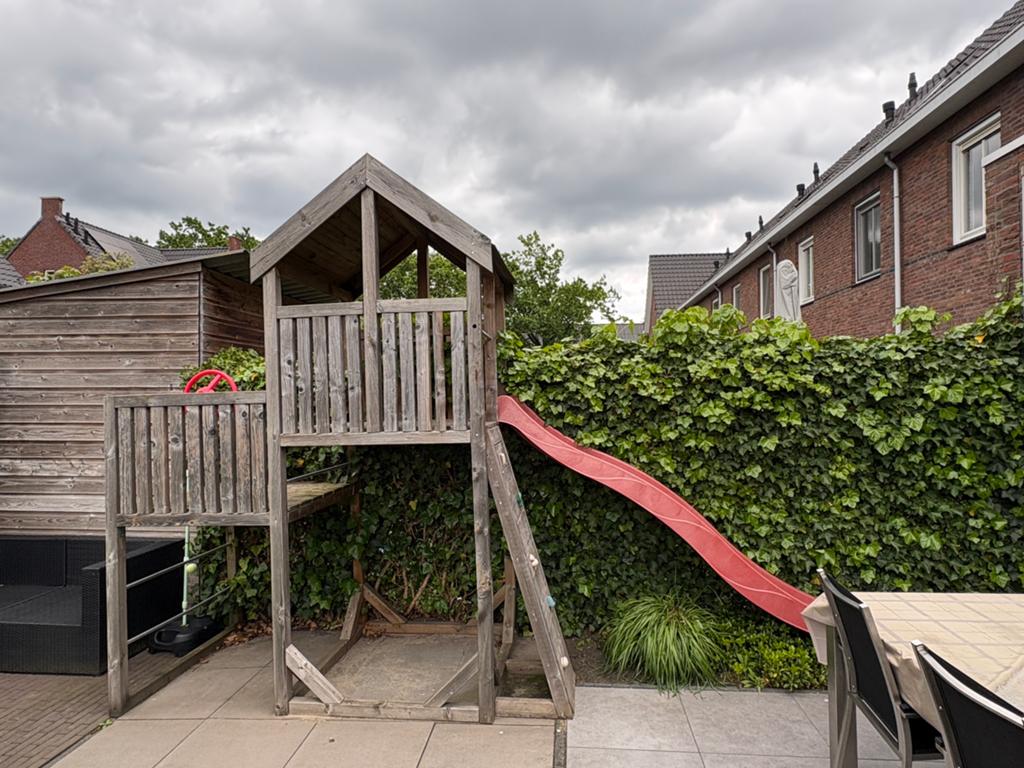 Houten speelhuis met glijbaan, Kinderen en Baby's, Speelgoed | Buiten | Speelhuisjes, Ophalen, Gebruikt, Hout