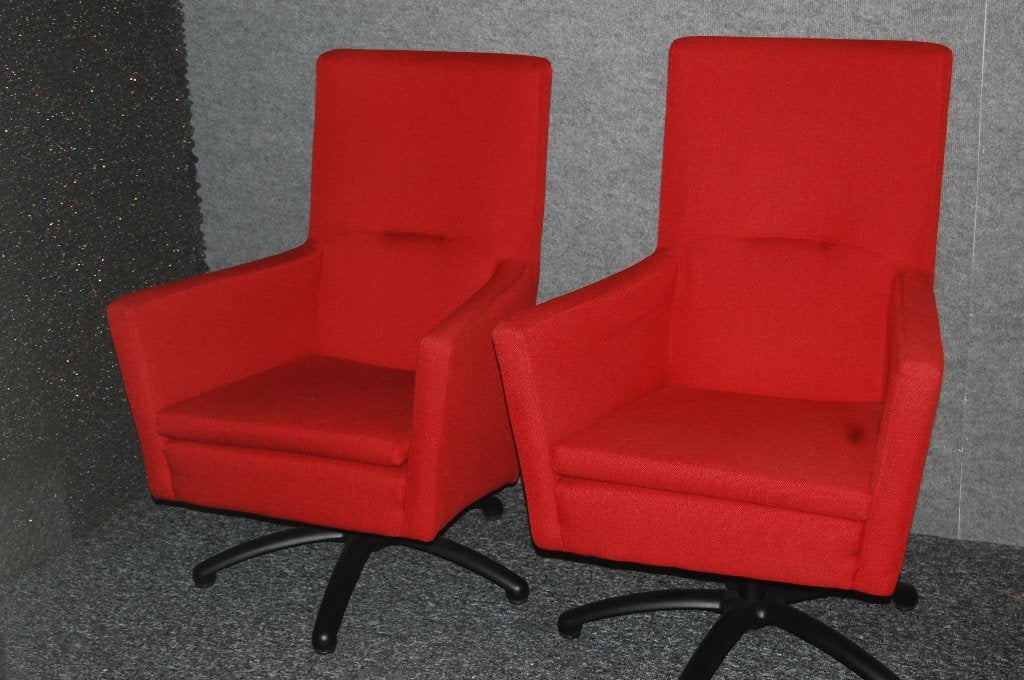 2 Mooie Rode Fauteuils Dames En Heren Model Met Zwarte Draai, Ophalen, Gebruikt, 75 tot 100 cm, Stof