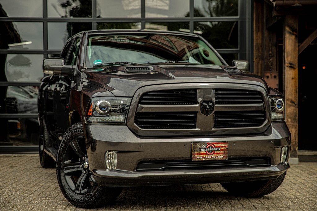 Dodge Ram 1500 5.7 V8 Crew Cab 5'7 sport ! Lage bijtelling !, Auto's, Automaat, Achterwielaandrijving, Gebruikt, 5654 cc