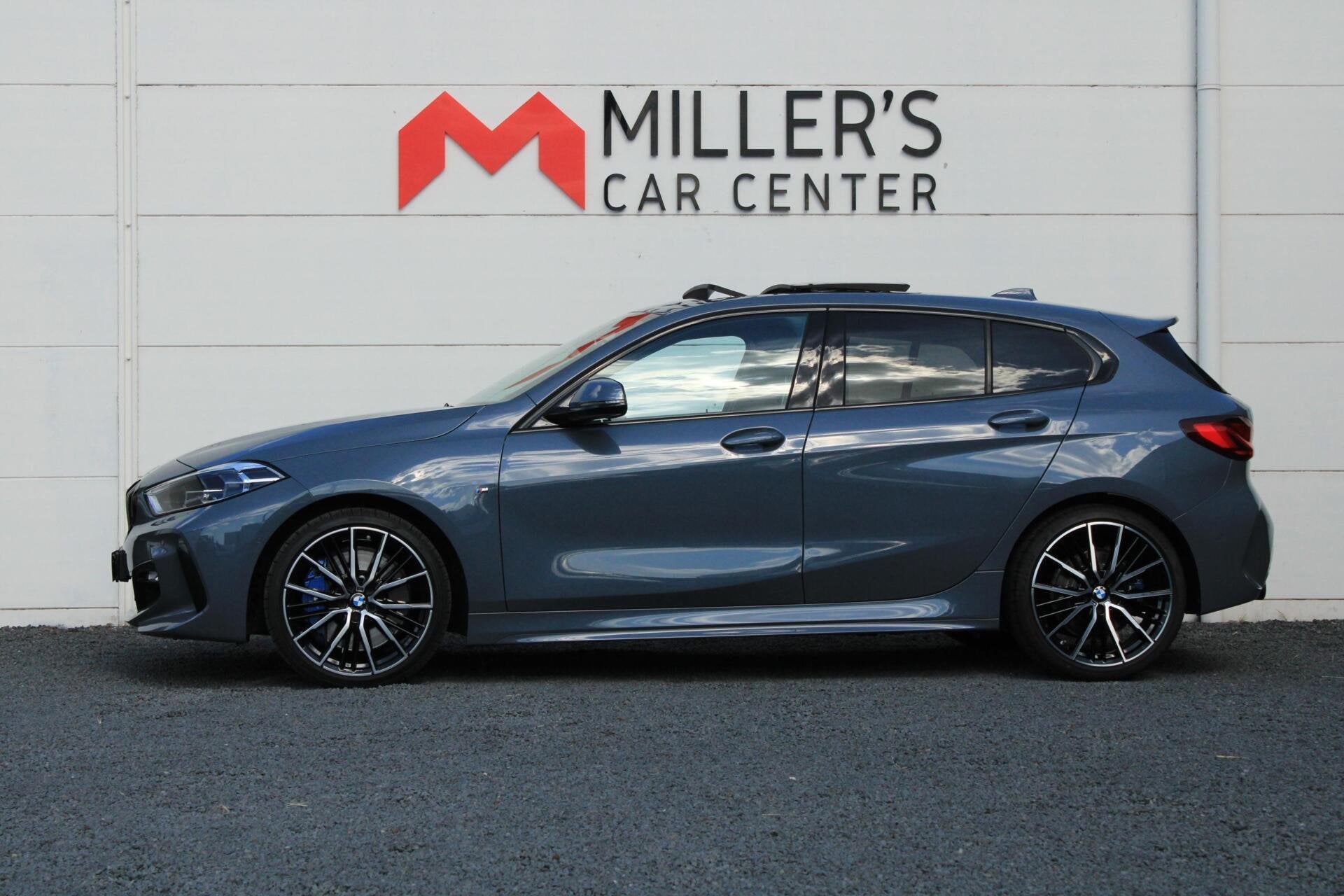BMW 1-serie 120i M Sport Pano Cam Kuipstoelen Sfeerverlichti, Auto's, Gebruikt, 4 cilinders, Met garantie (alle), Alcantara