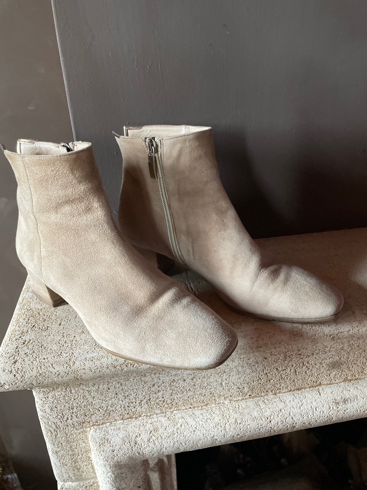 Zachte suède enkellaars, Evaluna, mt 37, Kleding | Dames, Schoenen, Ophalen of Verzenden, Gedragen, Beige, Lage of Enkellaarzen