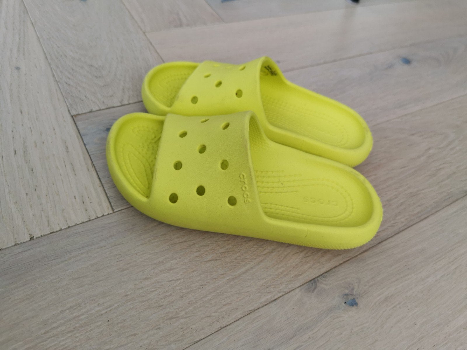 Crocs Classic Slide Slippers - Neon Geel maat 32, Crocs, Jongen of Meisje, Ophalen of Verzenden, Zo goed als nieuw