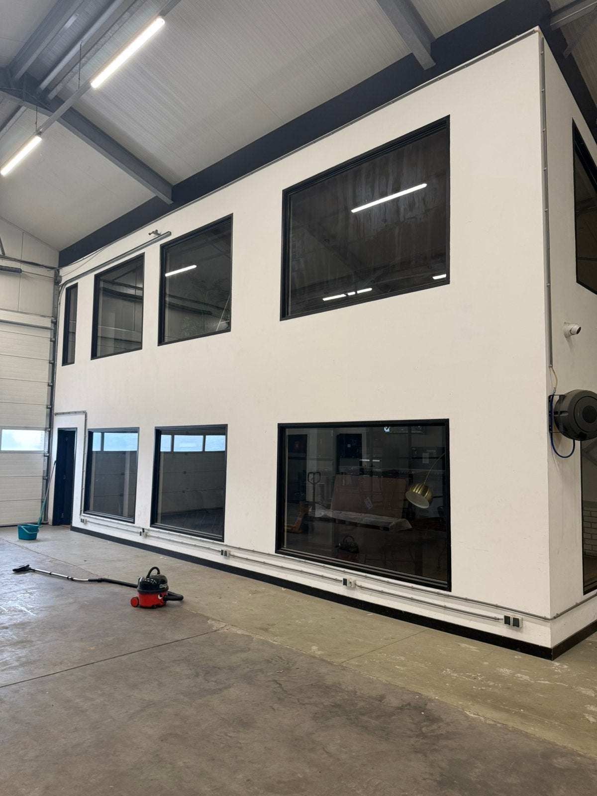 Bedrijfshal te huur ±500 m² met luxe kantoorruimte / Dongen, Ophalen