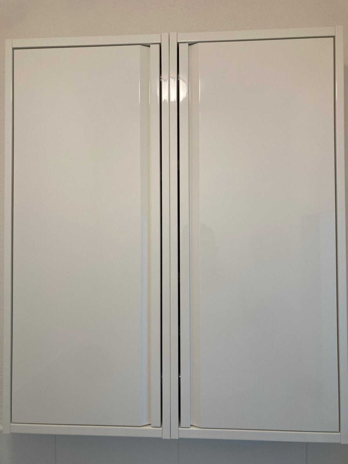IKEA ÄNGSJÖN Hoge Glans Witte Spiegelkast 005.350.78, Ophalen, Zo goed als nieuw