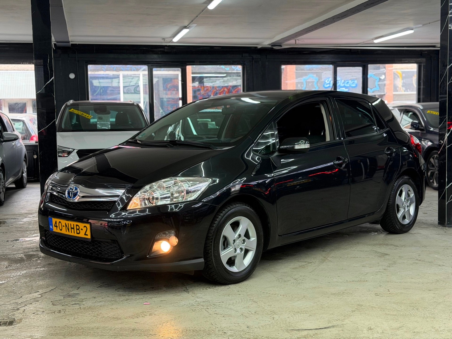 Toyota Auris 1.8 Full Hybrid Aspiration Dealer OH | lage km, Euro 5, Gebruikt, 4 cilinders, Zwart
