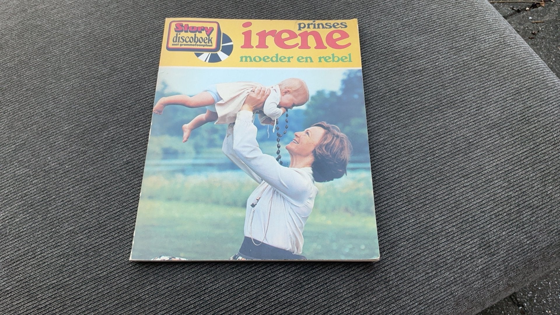 Prinses Irene - moeder en rebel - met singel, Ophalen of Verzenden, 20e eeuw of later, Zo goed als nieuw