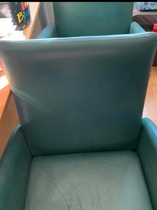 Twee comfortabele fauteuils van groen leer, Huis en Inrichting, Fauteuils, Ophalen, Gebruikt, Modern, Tijdloos, 50 tot 75 cm