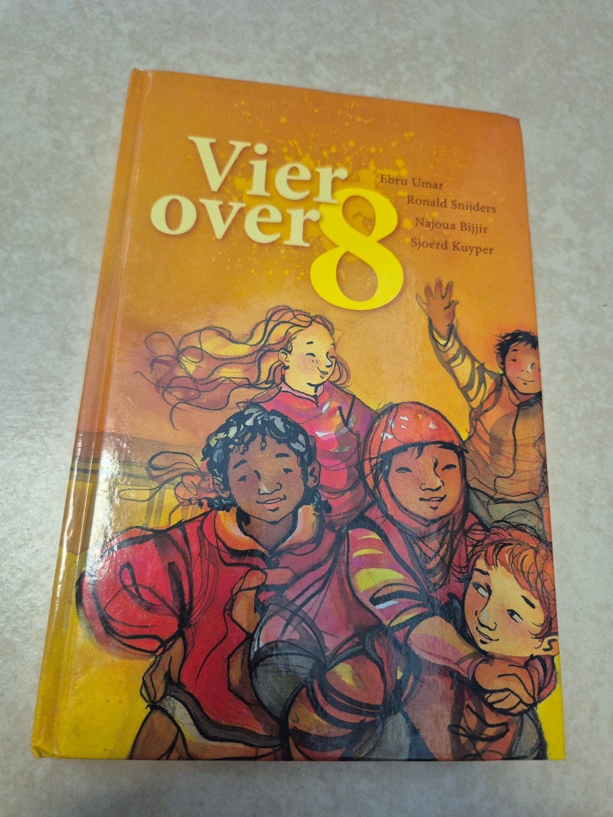 Vier over 8 - Verhalenbundel van diverse auteurs, Ophalen of Verzenden, Gelezen, Ebru Umar, Ronald Snijders, Najoua Bijjir, Sjoerd Kuyper
