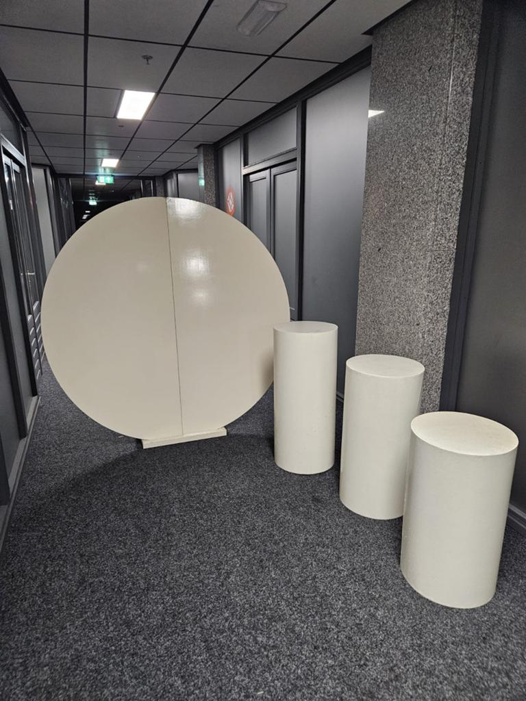 Backdrop rond met zuilen wit, Ophalen of Verzenden, Versiering