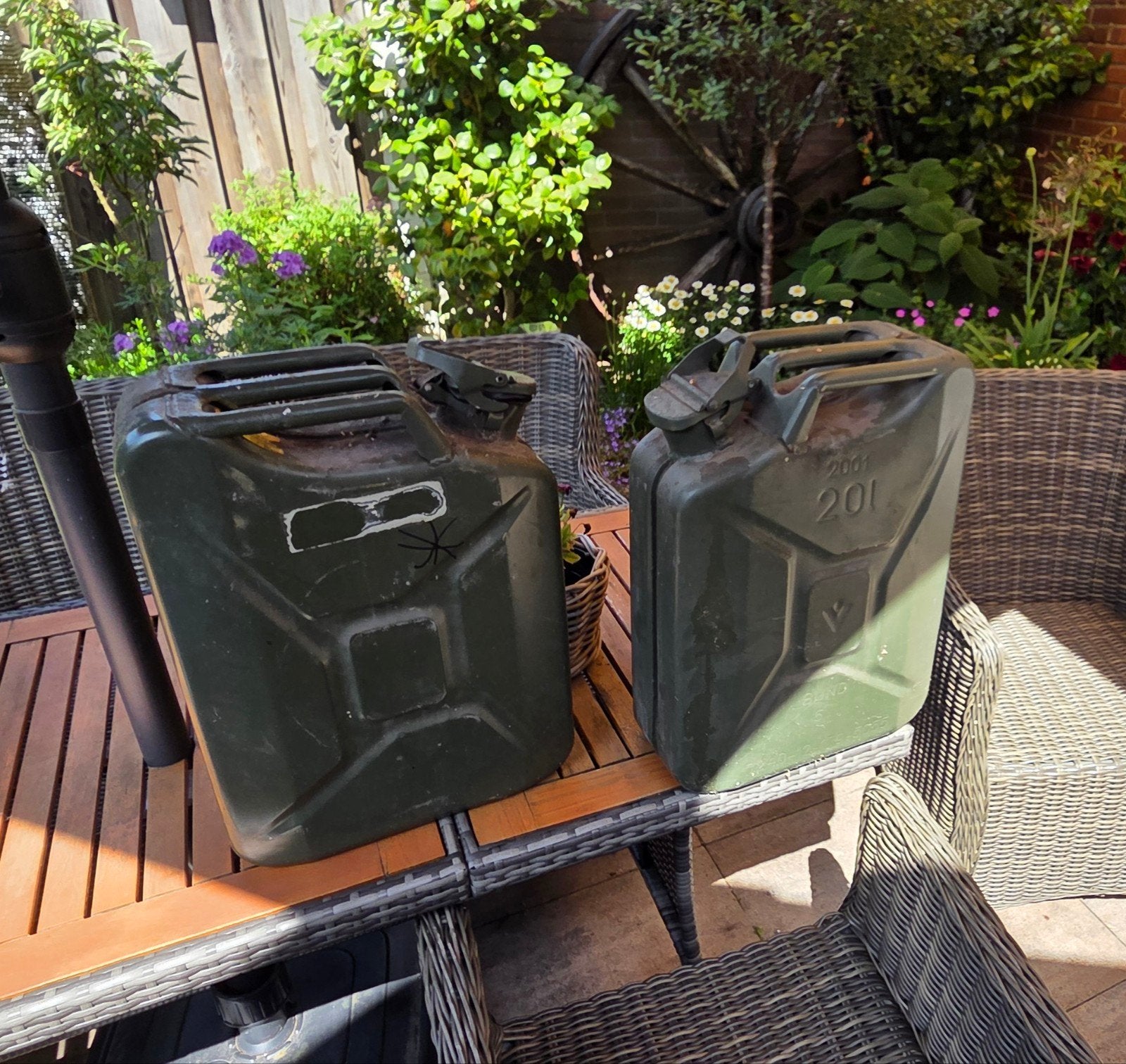 Twee militaire jerrycans, 20 liter, groen, Ophalen of Verzenden, Overige soorten, Overige gebieden, Overige typen