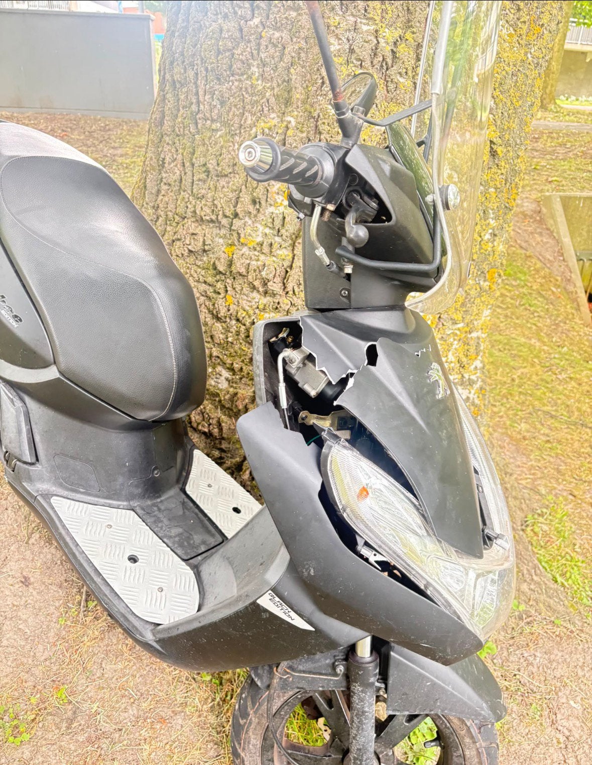 Schadescooter / onderdelen – €300 of goed bod, Fietsen en Brommers, Ophalen, Zo goed als nieuw, Benzine, Overige modellen