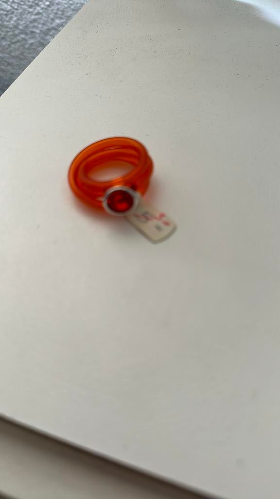 Oranje ring met rode steen, Sieraden, Tassen en Uiterlijk, Ringen, Overige materialen, Oranje, Ophalen of Verzenden, Zo goed als nieuw
